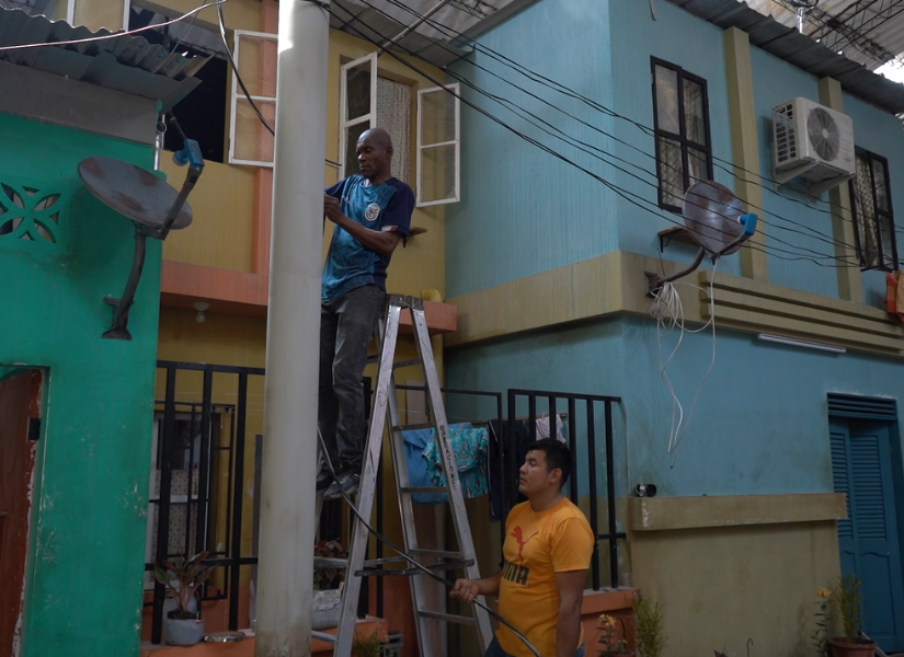 Personal de construcción ultimando detalles.