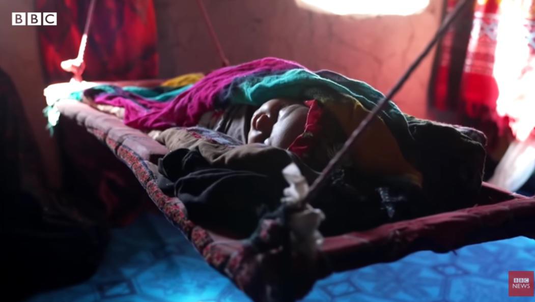 La tragedia de las familias afganas que venden a sus bebés por U$500 para poder alimentarse