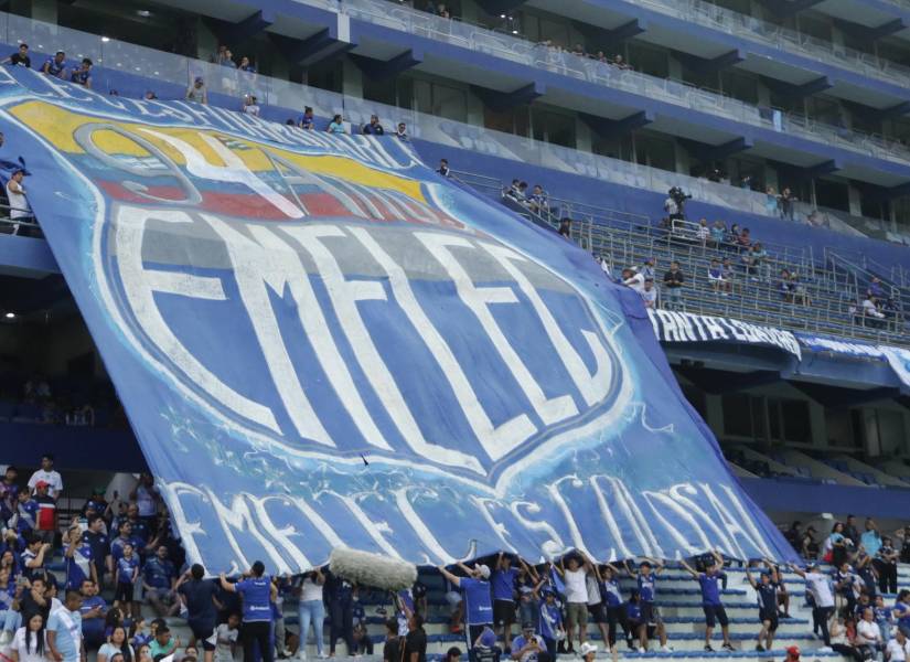 La otra bandera que los hinchas de Emelec desplegaron durante el partido.