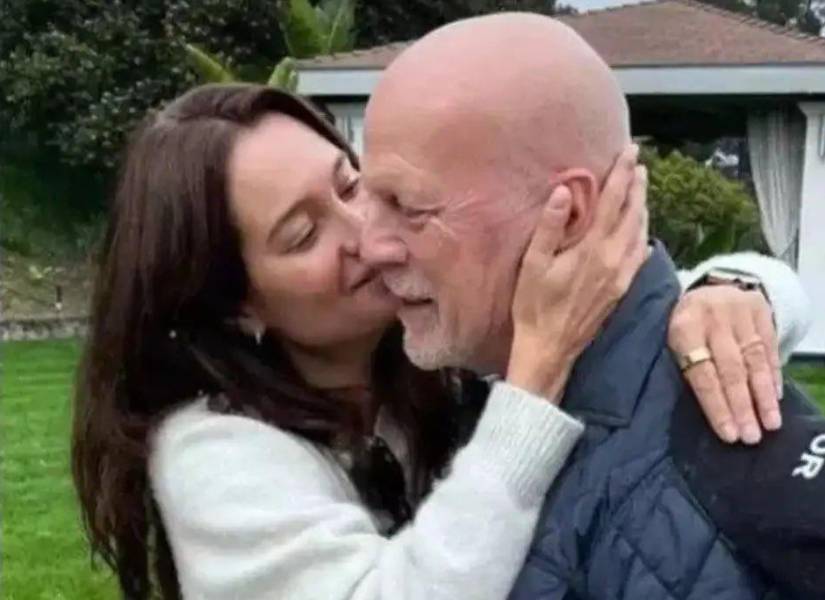 Bruce y su esposa Emma en 2024.