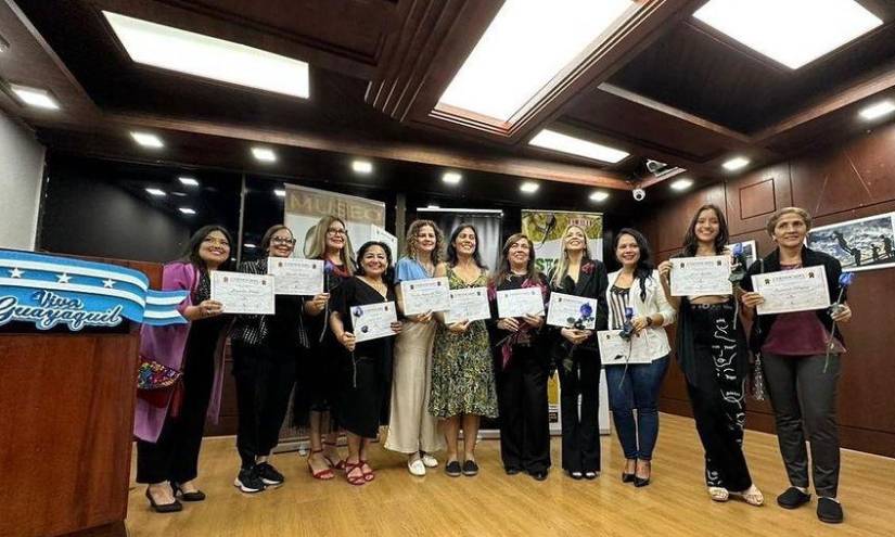 19 fotógrafas, entre ecuatorianas y extranjeras, muestran las costumbres y sitios turísticos captados con su lente.