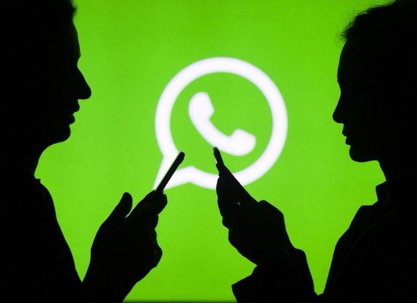 Imagen descriptiva de dos personas comunicándose con el fondo de whatsapp detras.