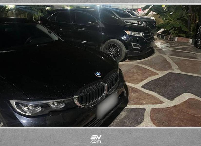 En la mansión encontraron cuatro carros de alta gama.