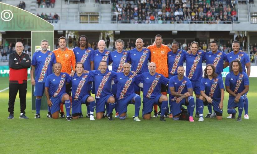 El equipo de leyendas de la FIFA, junto Antonio Valencia, jugaron contra las leyendas del fútbol de Lituania.