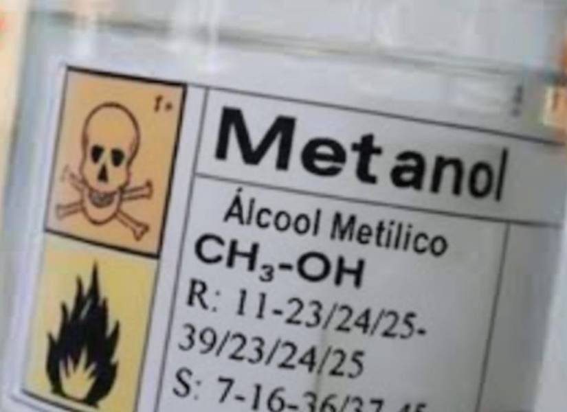 El metanol es un químico fuertemente tóxico para el ser humano, puede causar desde intoxicaciones leves, a ceguera, e incluso la muerte