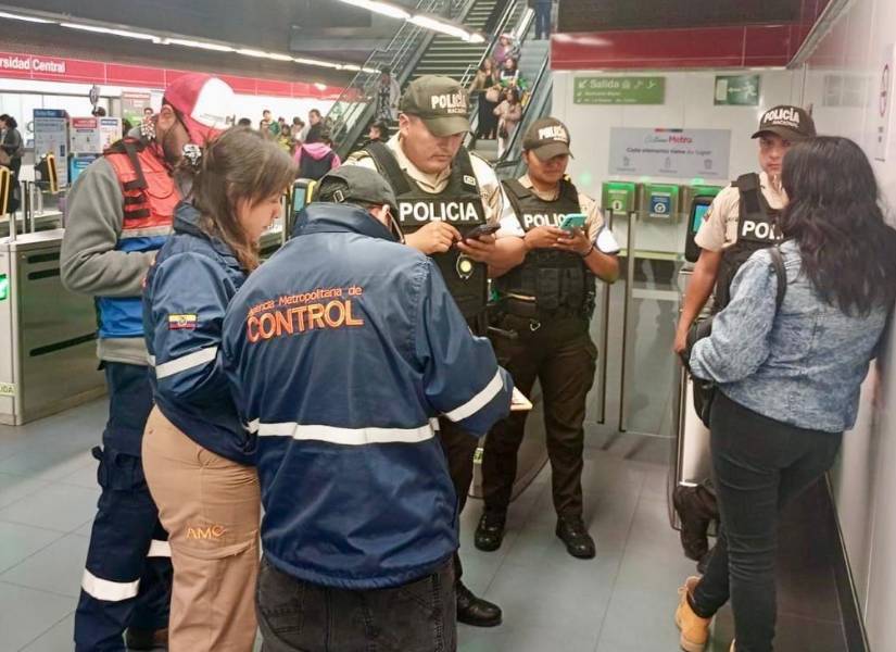 Imagen de los agentes de la AMC sancionando a los usuarios infractores en el Metro.