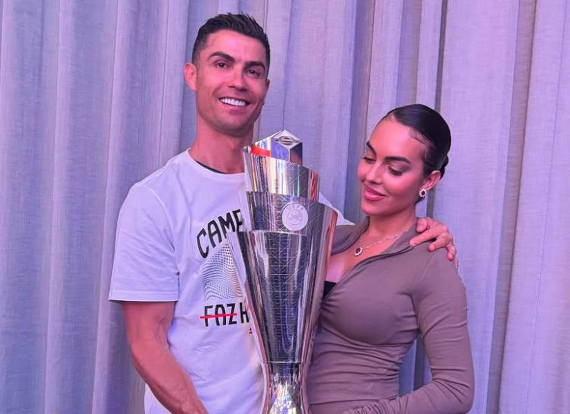 Cristiano y Georgina sosteniendo el trofeo de la Nations League de la UEFA.