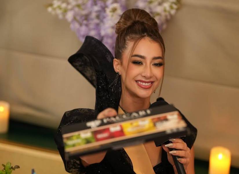 Samantha Quenedit entregando los chocolates a las otras candidatas.