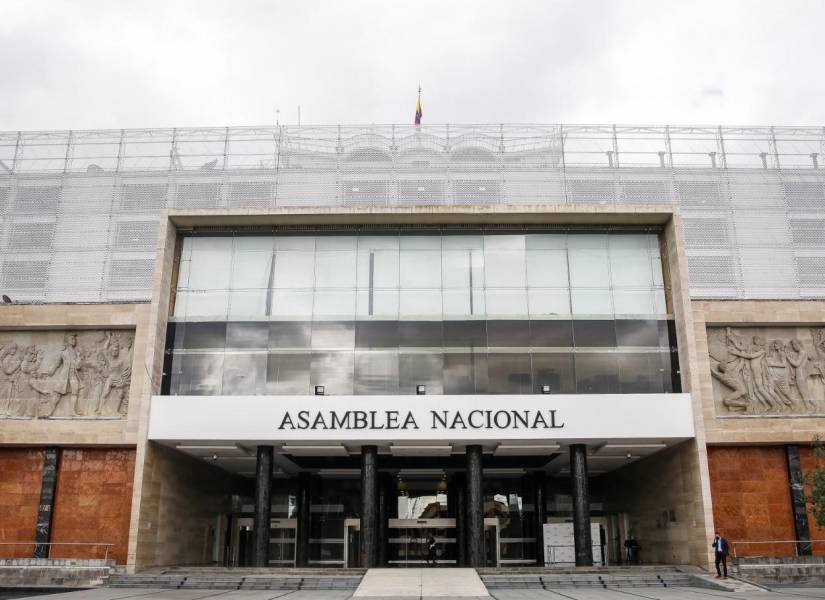 La puerta principal de la Asamblea Nacional en el centro de Quito.