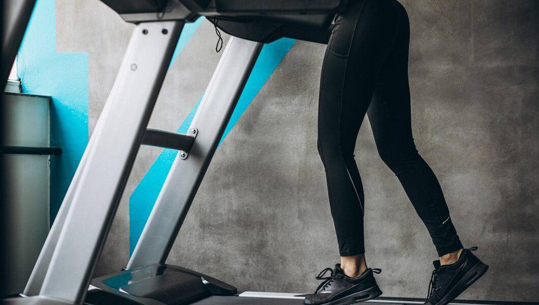 Indonesia: mujer muere tras caer de una caminadora en gimnasio ubicado en el tercer piso