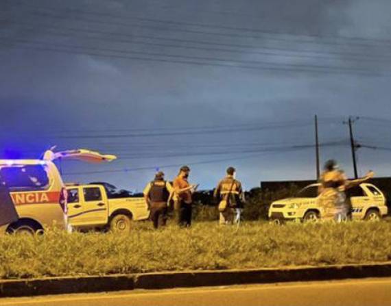 Personal de la Policía Nacional acudió al sitio en donde la ambulancia fue acribillada.