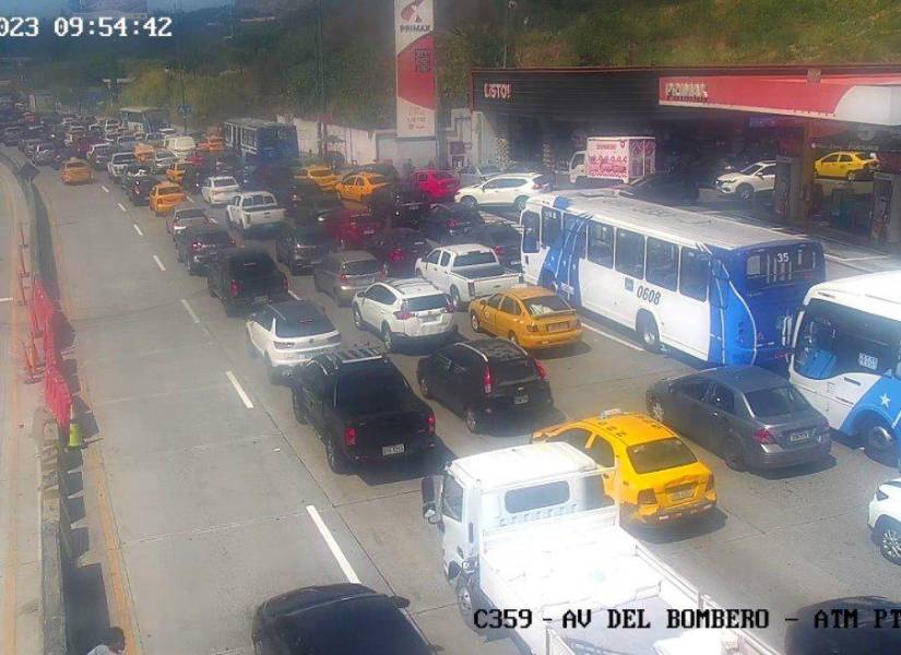 Imagen del tráfico vehicular producido por un contenedor caído, en la Avenida del Bombero, la mañana de este martes 3 de octubre.
