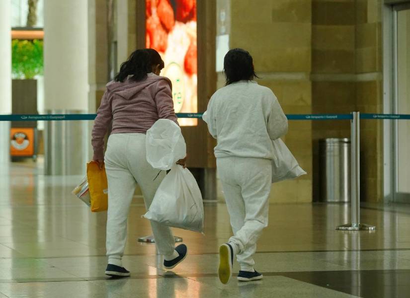 Imagen de dos migrantes de Estados Unidos, arribando al aeropuerto de Guayaquil este 4 de febrero del 2025.
