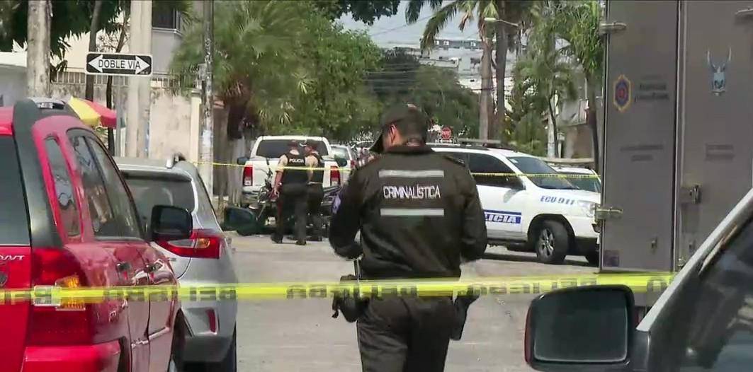 Imagen de agentes de Criminalística en los exteriores de una picanteria de Guayaquil, tras un ataque armado.