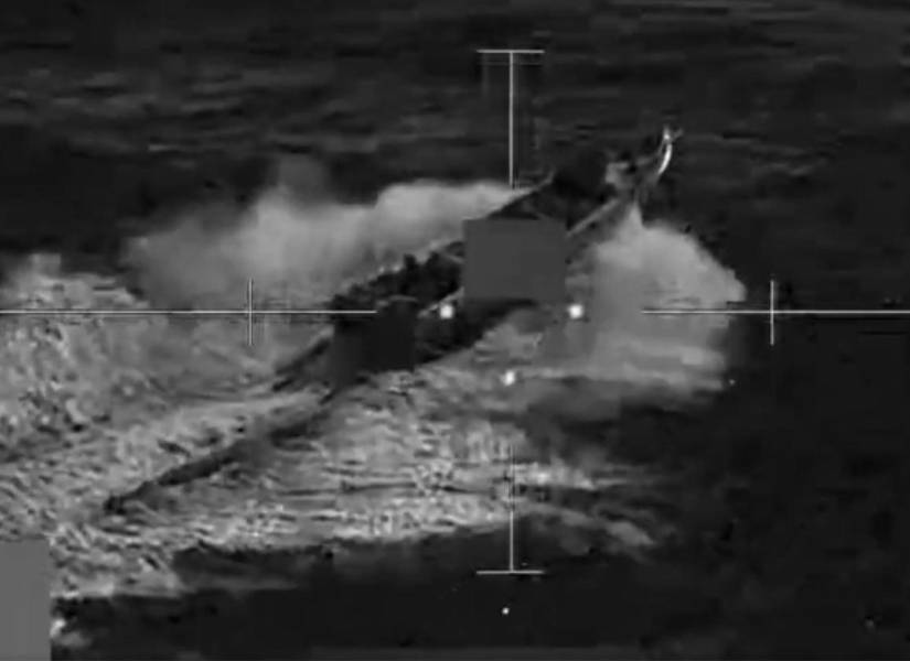 Lancha destruida por las fuerzas de Estados Unidos.