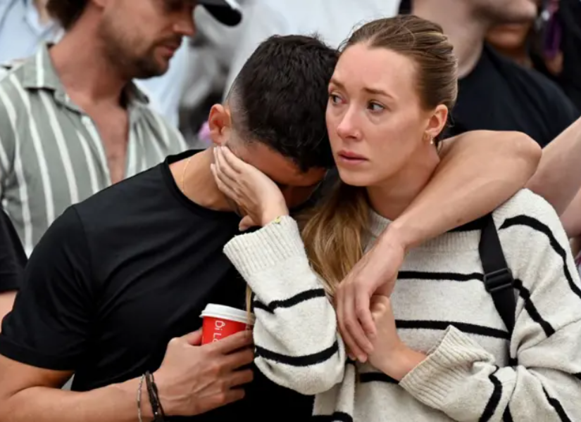 Muchas personas se congregaron en Bondi Beach este lunes para recordar a las víctimas del ataque.