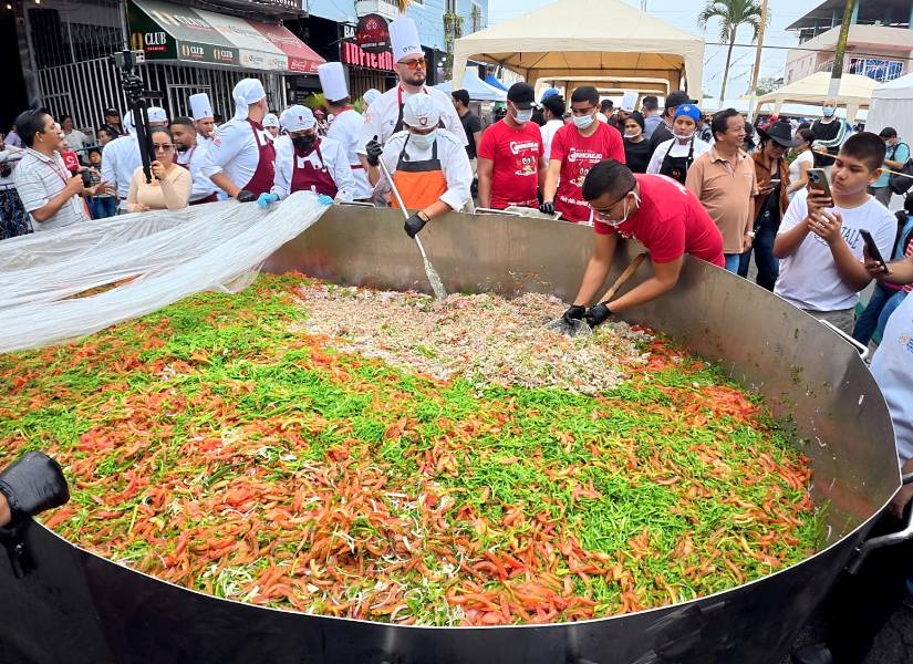 Naranjal, Guayas, domingo 3 de agosto de 2025. Chefs preparan la ensalada de cangrejo más grande del mundo.