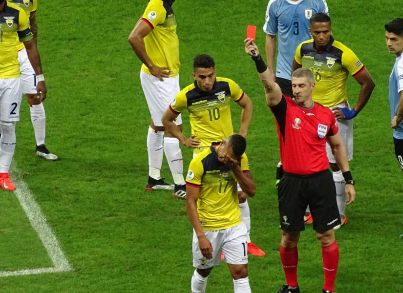 Anderson Daronco, árbitro brasileño, expulsó a José Quintero en el partido de Ecuador ante Uruguay por la Copa América.
