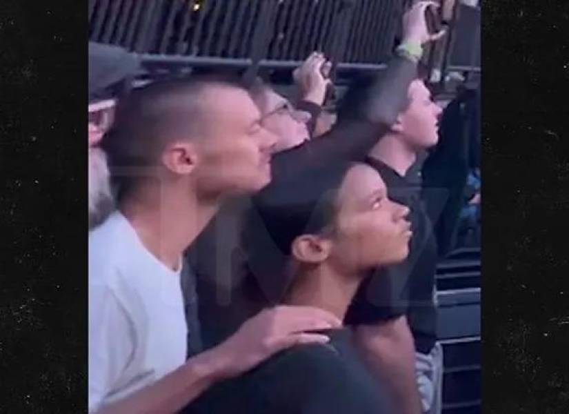Captura de video donde aparece Harry Styles con su cabello rapado.