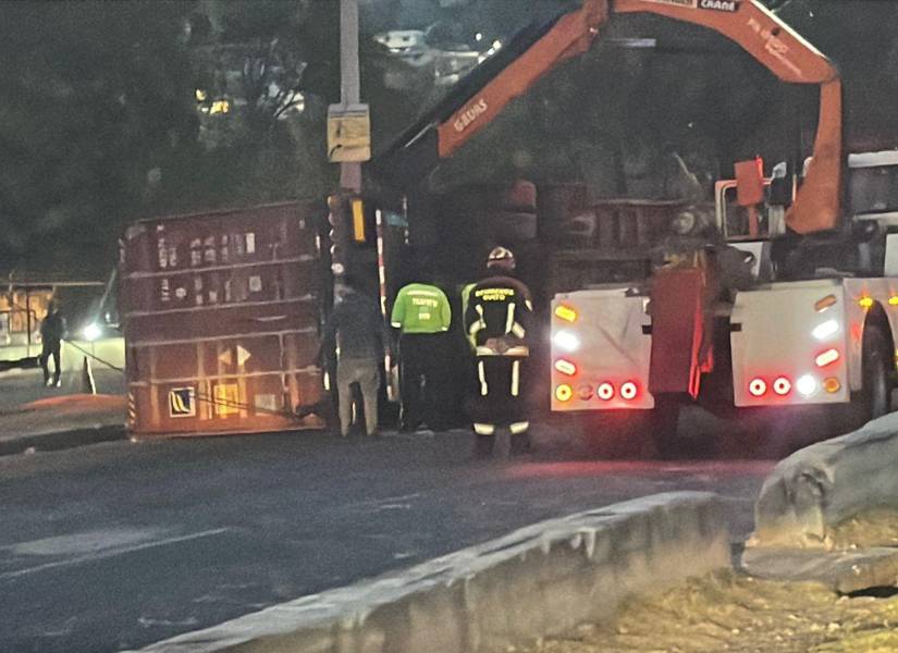 Grúas acudieron al sitio para levantar al tráiler.