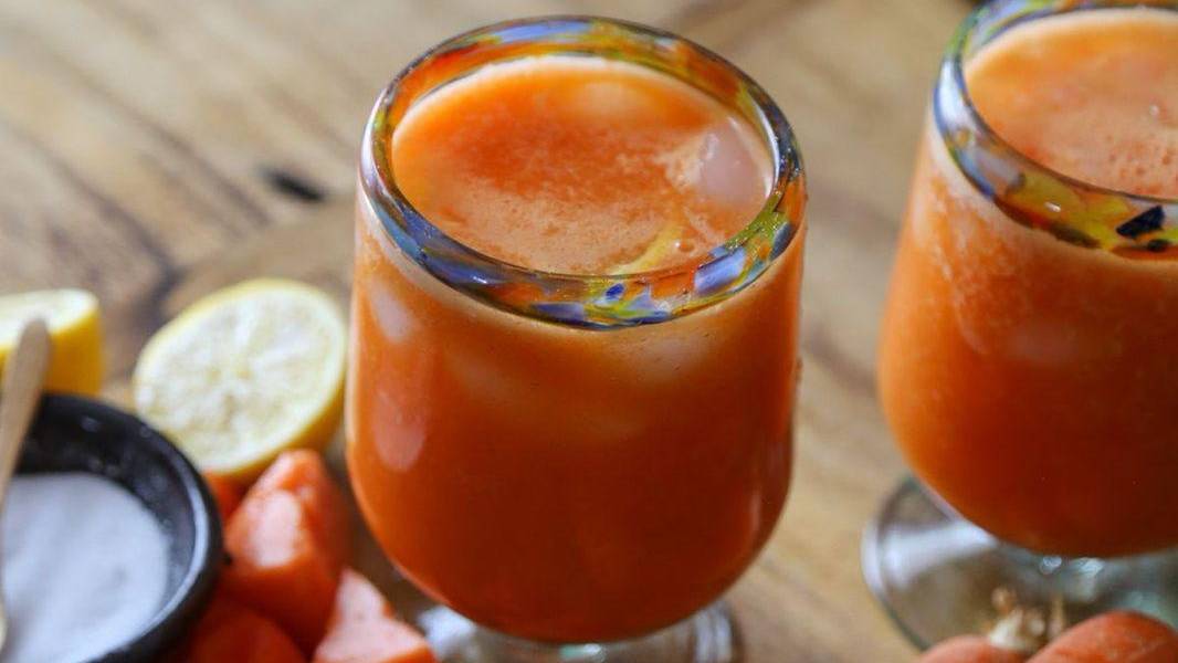 Desintoxica, nutre y protege: descubre el poder del jugo de papaya con zanahoria
