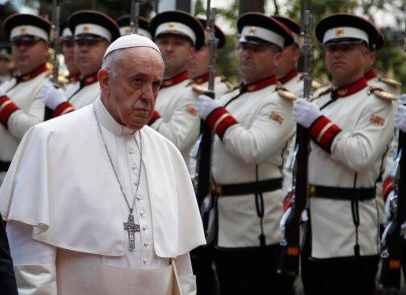 El Papa Francisco recibe la bienvenida en el aeropuerto de Skopie, Macedonia del Norte, el martes, 7 de mayo de 2019