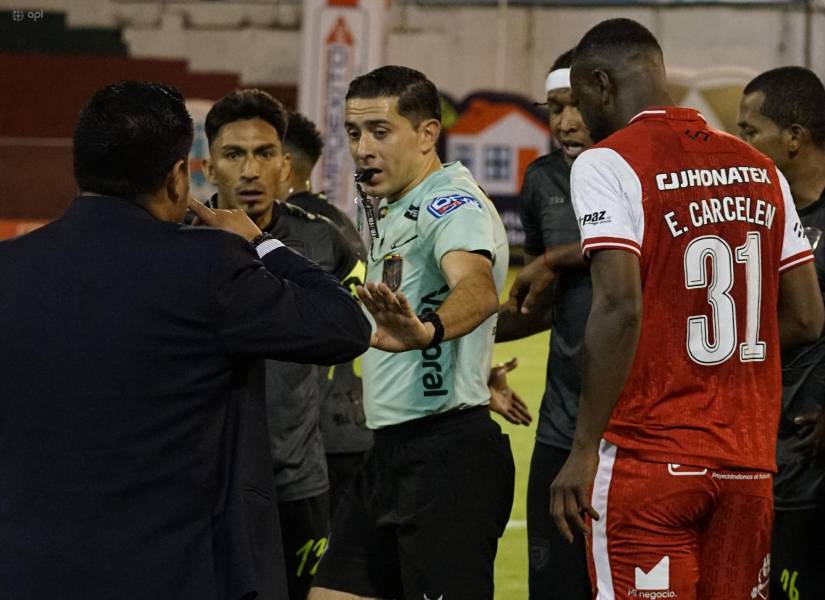 Gabriel González pitó un polémico penal a favor del Orense SC ante Técnico Universitario.