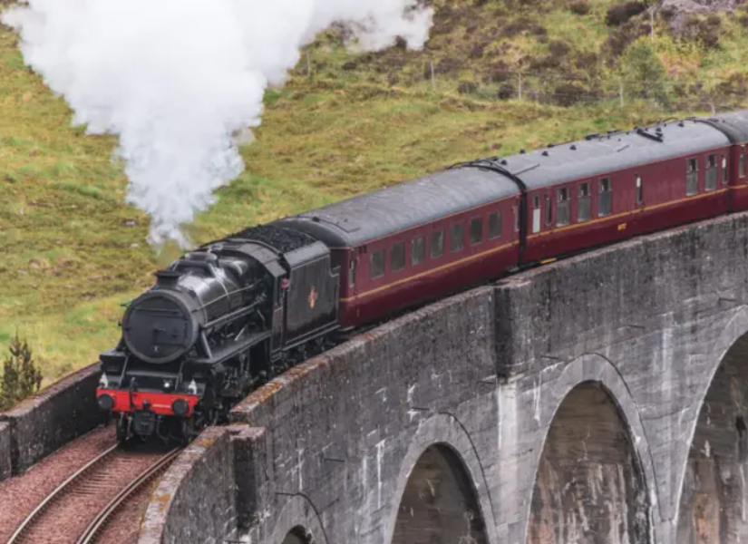 En Reino Unido todavía operan algunos trenes a vapor, en los cuales los viajeros pueden experimentar la era dorada de este medio de transporte.
