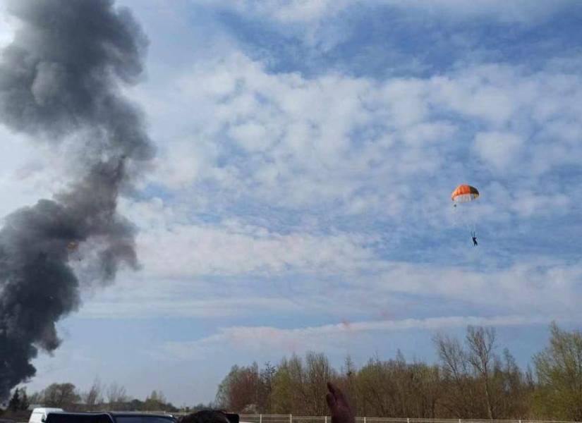 Pilotos saltan en paracaídas tras accidente en Francia.