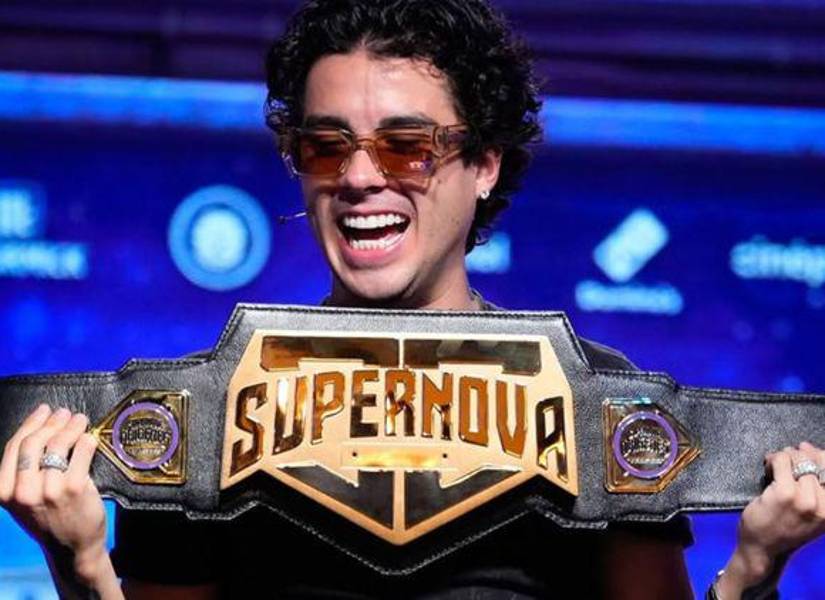 Mario Bautista con el cinturón de Supernova.