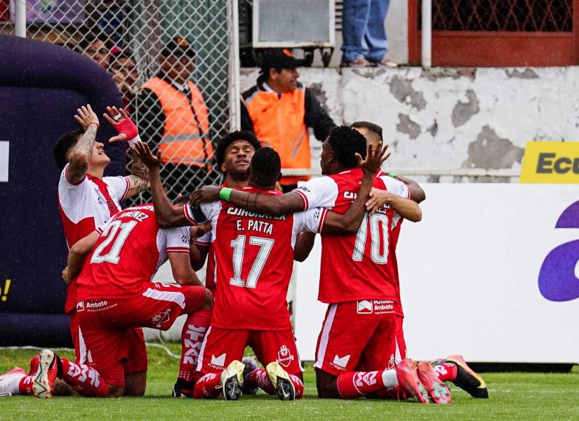 Jugadores de Técnico Universitario celebran el gol de José Andrade ante Manta FC por la fecha 23 de la LigaPro