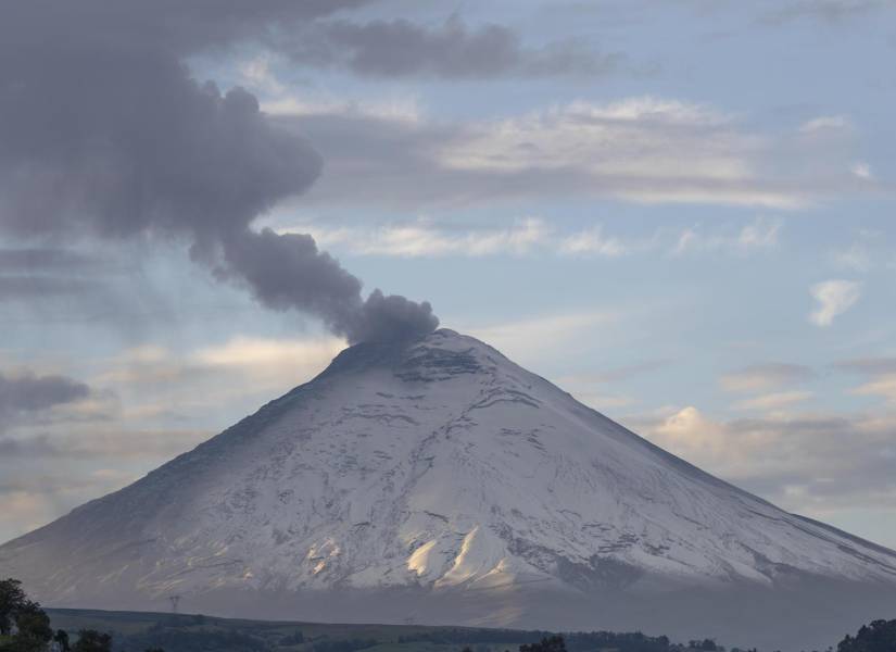 Imagen de archivo del pasado enero del volcán Cotopaxi, con una fumarola de gas y ceniza, visto desde la ciudad de Quito (Ecuador). EFE/ José Jácome
