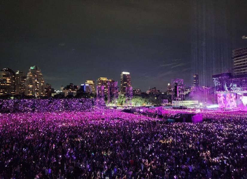 Miles de personas en el concierto de Shakira en Buenos Aires, Argentina.