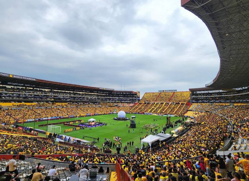 Estadio Monumental de Barcelona SC en la Noche Amarilla 2025.