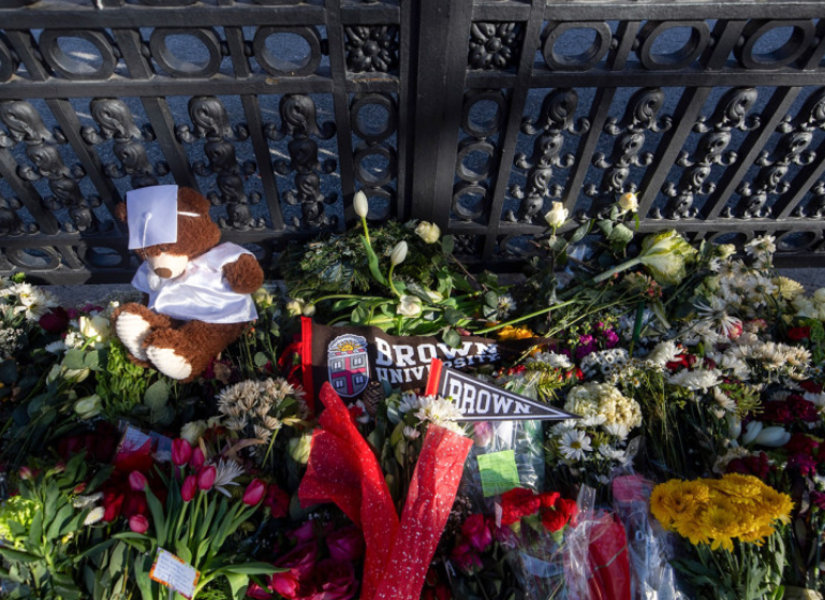 Homenaje a las víctimas del tiroteo en la Universidad de Brown.