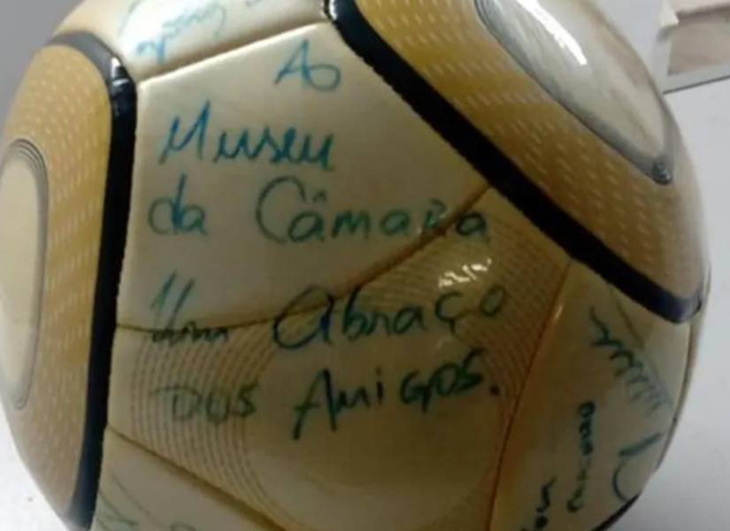 Balón firmado por Neymar