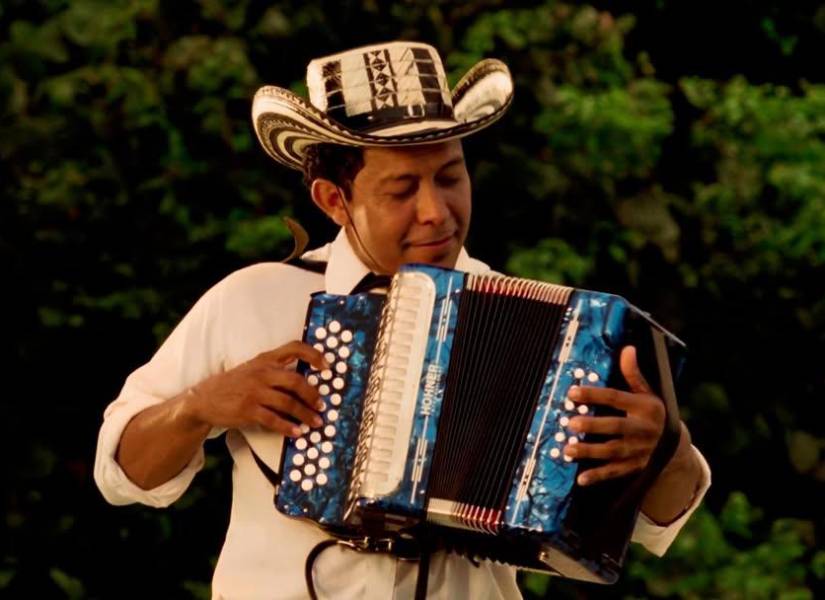 La Tierra del Olvido es un álbum con una gran de cantidad de canciones que se fueron esparciendo en los oídos dentro y fuera de Colombia.