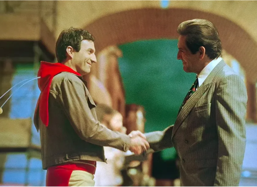 Sebastián Moncayo interpretando a Ernesto Figueras en la serie de Chespirito: Sin querer queriendo.