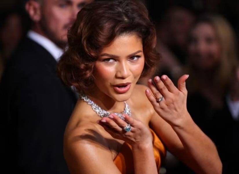 Zendaya asiste a la 82ª edición de los Globo de Oro con un vestido de Louis Vuitton y muchas joyas llamativas.