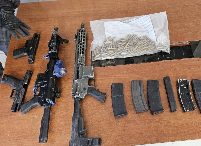 Dentro de la vivienda donde estaban los delincuentes se halló armas y municiones.