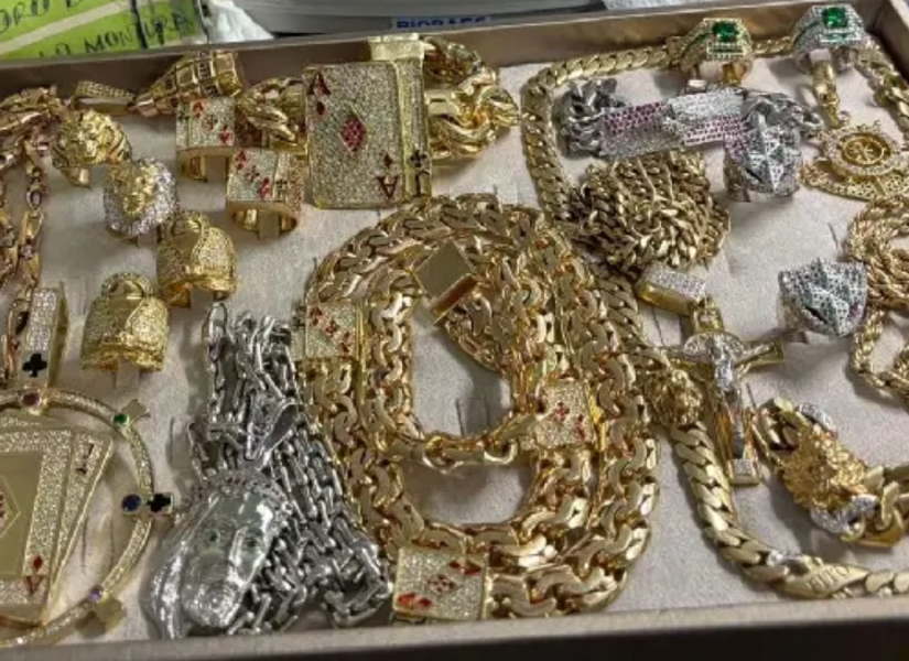 En la casa donde fue detenido alias Fito se encontró joyas de oro valoradas en más de dos millones de dólares. Estas evidencias forman parte de este caso.