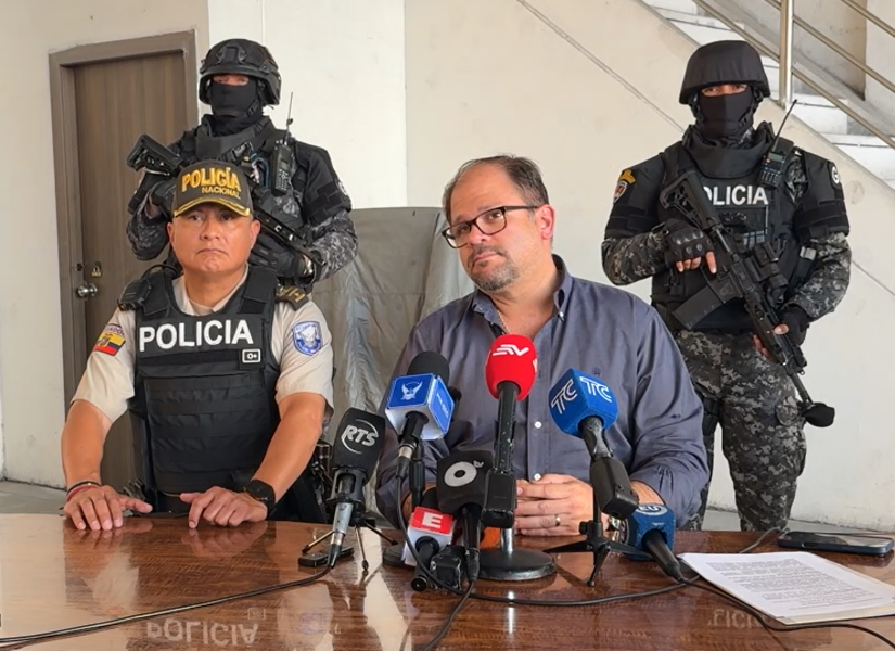 El ministro del Interior, John Reimberg, ofreció una rueda de prensa en Guayaquil.