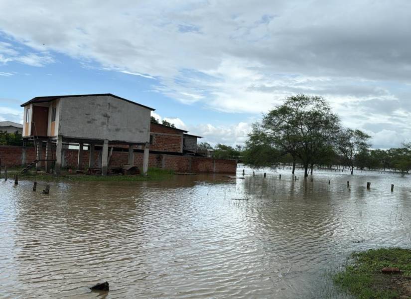 En la comunidad de Tambo, en Tosagua, provincia de Manabí, las últimas lluvias han dejado 300 familias afectadas, damnificadas y aisladas.