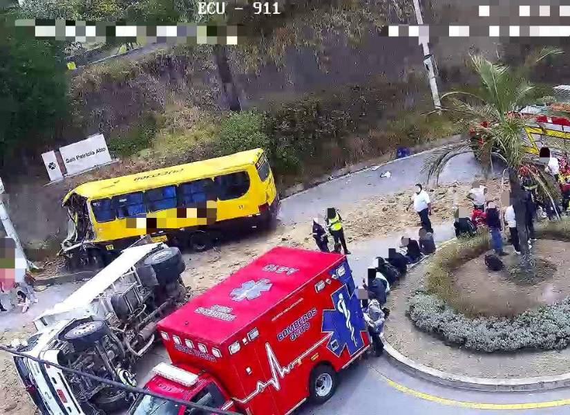 El choque ocurrió en sentido Quito - Aeropuerto.