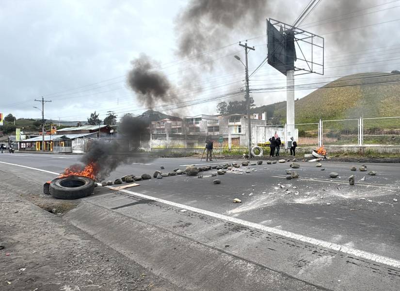 En el sector del Obelisco, en el sur de Tulcán, la vía estaba bloqueada por manifestantes.