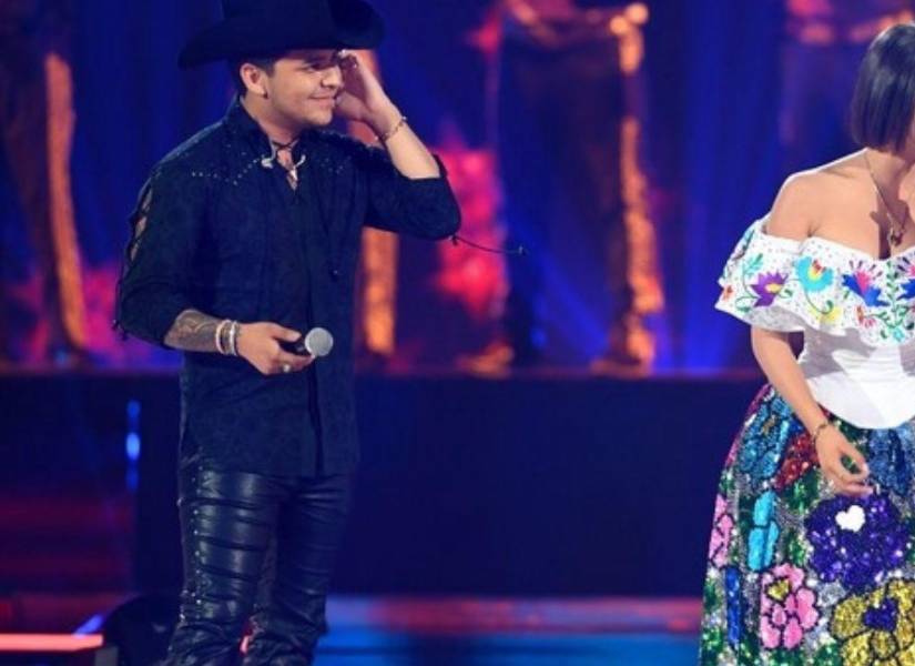 Christian Nodal y Ángela Aguilar en Premio Lo Nuestro 2022