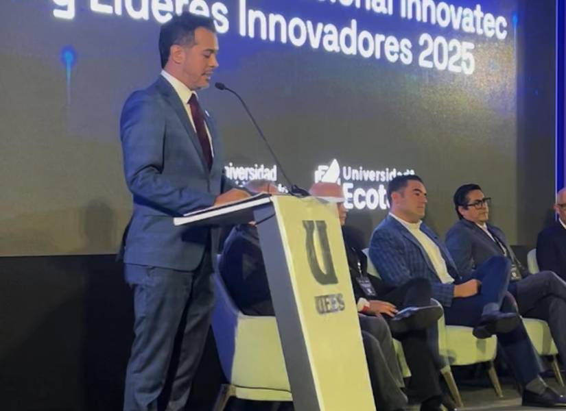 Conferencista durante el Encuentro Internacional Innovatec 2025, evento que reunió a líderes académicos de 21 países en la UEES.
