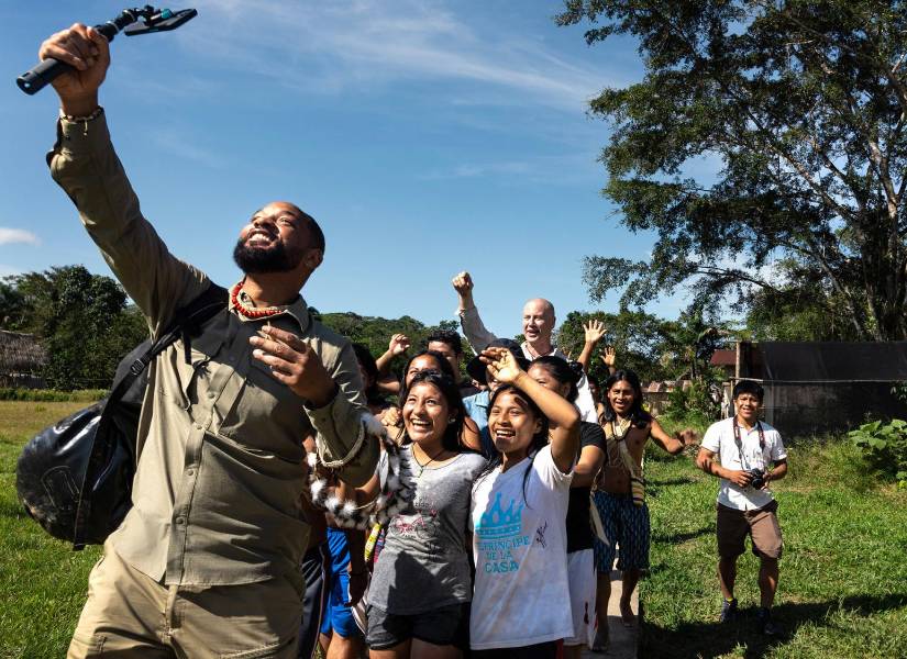 Will Smith junto a niños Waorani.