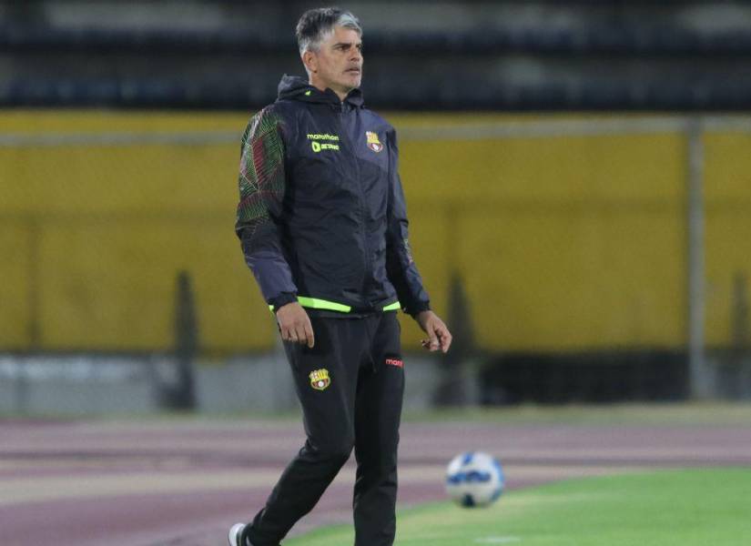 Diego López dirigiendo un partido de Barcelona SC