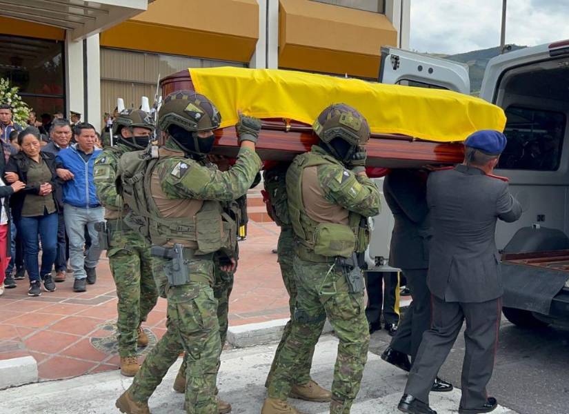 Imagen de militares poniendo el féretro de uno de sus compañeros en una carroza fúnebre, tras la misa de este domingo 11 de mayo.